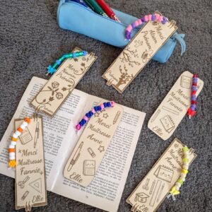 marque-page merci en bois personnalisé avec perles colorées pour maitresse atsem nounou