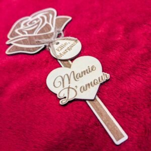 rose en bois personnalisée insérée dans un bouquet de fleurs pour mamie