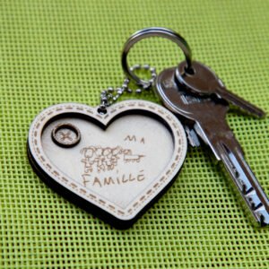 porte-clé cœur cousu en bois avec écriture dessin d'enfant