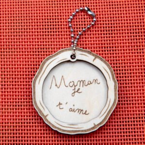 porte-clé rondin en bois avec écriture dessin d'enfant